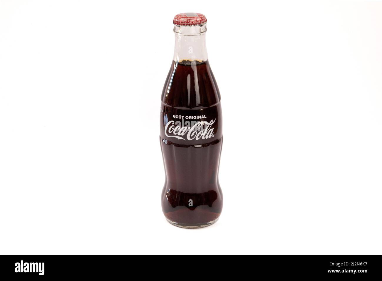 coca-cola dans une bouteille de verre isolée sur fond blanc Banque D'Images