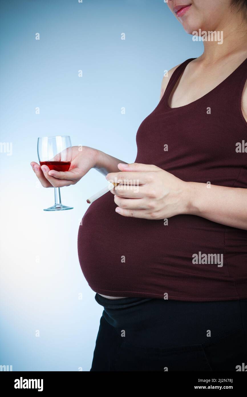 Grossesse avec cigarette et alcool. Grossesse femme malsaine concept de maternité. Vue latérale