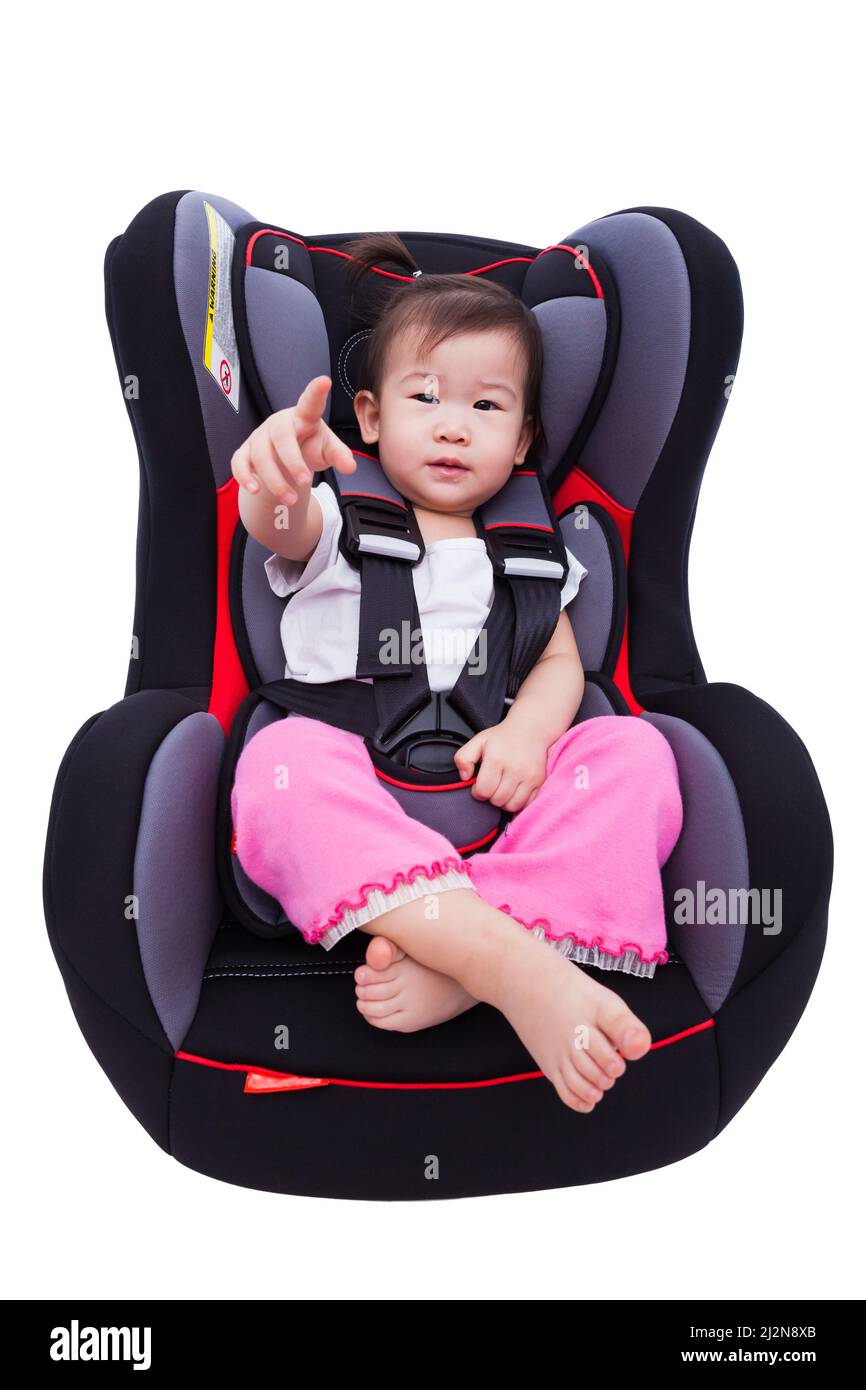 Image de petite fille asiatique (thaïlandaise) attachée avec la ceinture de sécurité dans le siège de sécurité de voiture, isolée sur fond blanc. Concept de la sécurité des déplacements Banque D'Images