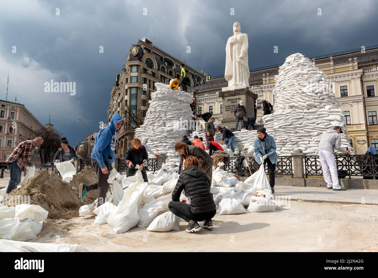 Kiev, Ukraine, le 29 mars 2022, des volontaires couvrent le monument à la princesse Olga, St. Andrew l'Apôtre, les éducateurs Cyril et Methodius avec des sacs de sable à Banque D'Images