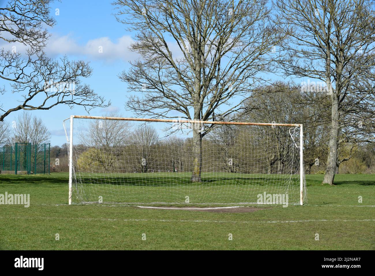 Des buts de football ou de football dans un parc public pour les sports d'équipe Banque D'Images