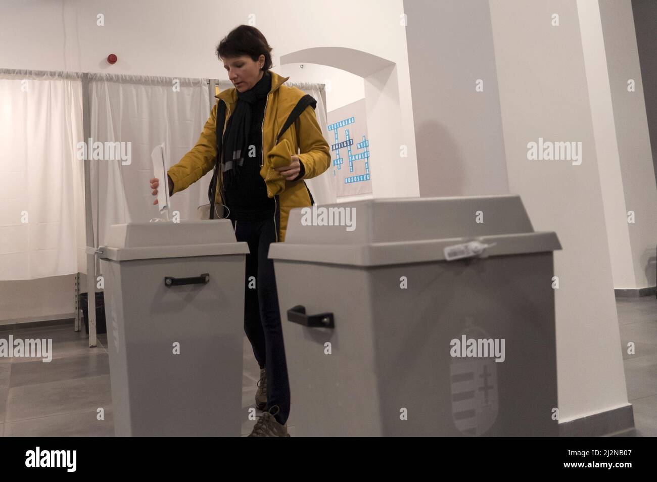 Budapest, Hongrie. 3rd avril 2022. Une femme lance son bulletin de vote dans un bureau de vote à Budapest (Hongrie), le 3 avril 2022. Dimanche, les électeurs se rendront aux urnes en Hongrie pour élire un Parlement de 199 sièges, qui pourrait donner un quatrième mandat rectiligne à l'actuel Premier ministre Viktor Orban. Quelque 7,8 millions d'électeurs voteront dans plus de 10 000 bureaux de vote, de 6 h (0400 GMT) à 7 h (1700 GMT). Les résultats préliminaires devraient sortir dans la soirée. Credit: Attila Volgyi/Xinhua/Alay Live News Banque D'Images