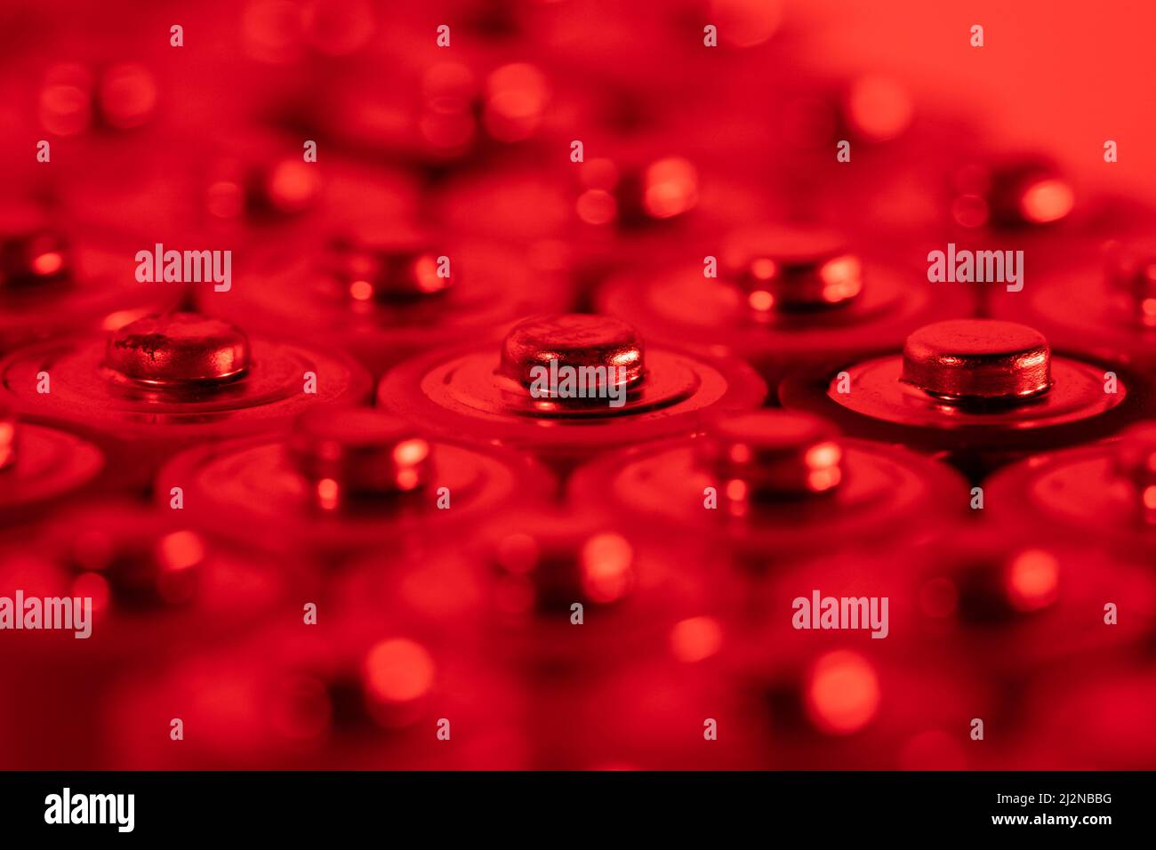 Gros plan des extrémités positives des piles déchargées, tailles AA, prise de vue macro, mise au point sélective. Batterie usagée Banque D'Images