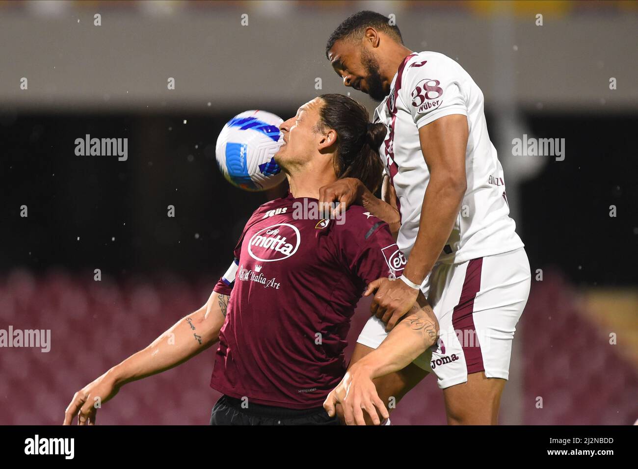 Salerno, Italie. 02nd avril 2022. Milan Djuri ? (US Salernitana 1919) e Bremer ( Torino football Club) ils se disputent le ballon lors de la série Un match de 2021/22 entre les États-Unis Salernitana 1919 et le Torino football Club à Arechi Stadium, (photo par Agostino Gemito/Pacific Press) Credit: Pacific Press Media production Corp./Alay Live News Banque D'Images