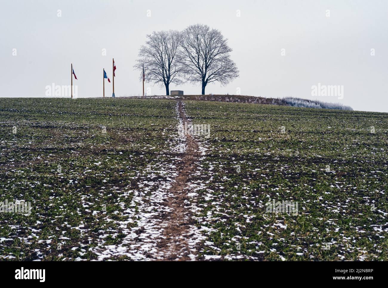 Zuran Hill sur le champ de bataille d'Austerlitz en Moravie, République Tchèque avec un Mémorial de la bataille et des drapeaux Banque D'Images