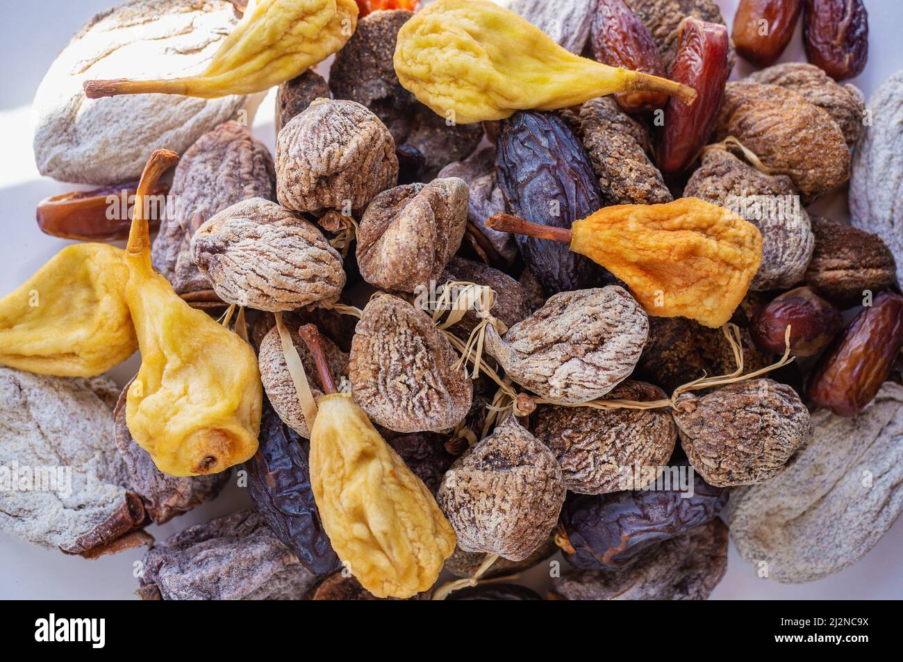 Vue de dessus de délicieuses figues séchées, poires et dattes, prise  panoramique. Fond de figues séchées Photo Stock - Alamy