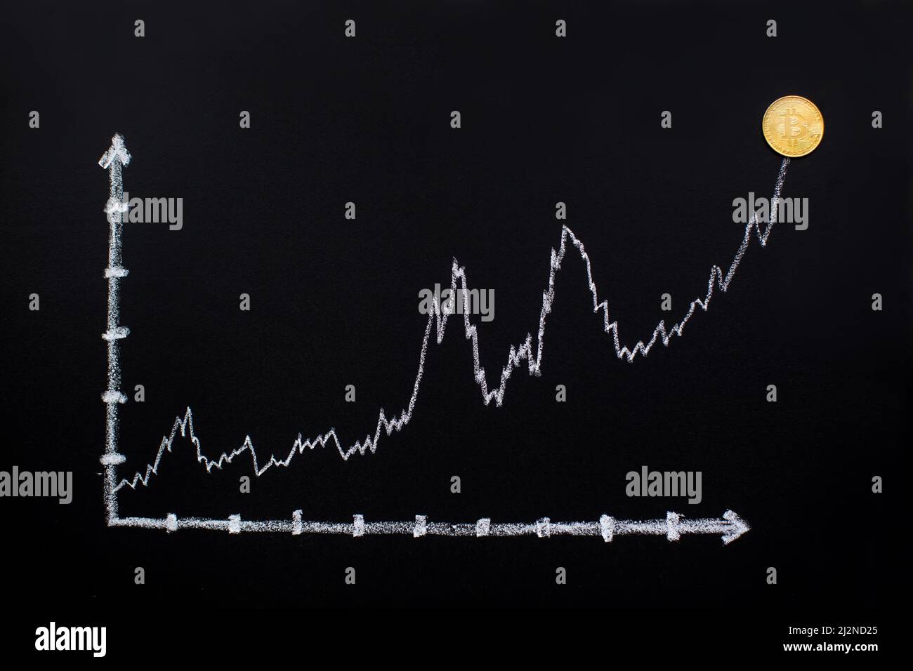 Graphique Bitcoin avec flèche vers le haut sur le tableau noir comme  concept de croissance de valeur de commerce en ligne de crypto-monnaie.  Concept de crypto-monnaie Photo Stock - Alamy