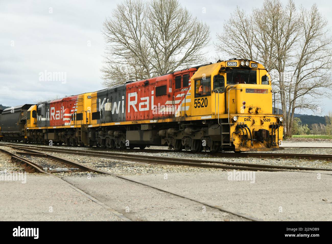 REEFTON, NOUVELLE-ZÉLANDE, 6 SEPTEMBRE 2021 : un train de marchandises à la gare ferroviaire de Reefton, 6 septembre 2021. Banque D'Images