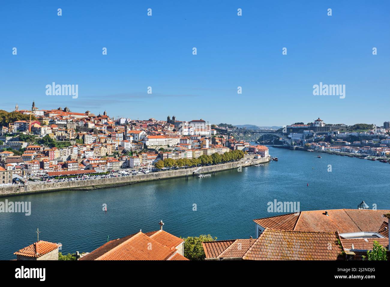 Vue sur Porto avec la rivière Douro et le pont de fer à l'arrière Banque D'Images