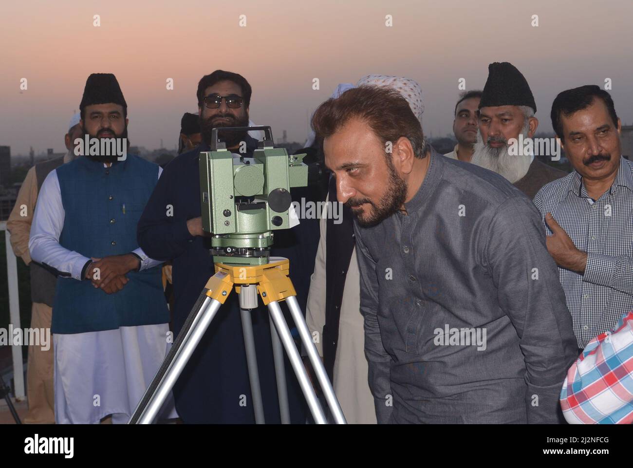 Lahore, Punjab, Pakistan. 2nd avril 2022. La DG pakistanaise Aukaf Tahir Raza Bukhari, membre du Comité Ruet-e-Hilal, le Dr Raghib Hussian Naeemi et d'autres soupirent la lune du sommet du bâtiment Auqauf, pour témoigner de l'annonce de Ramzan-ul-Mubarak à Lahore. (Credit image: © Rana Sajid Hussain/Pacific Press via ZUMA Press Wire) Banque D'Images