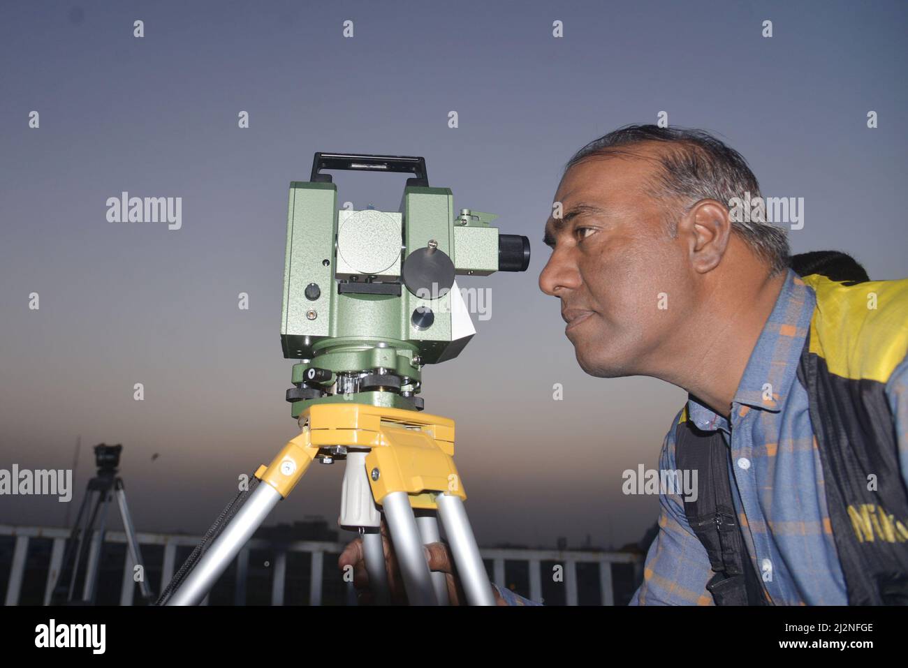 Lahore, Punjab, Pakistan. 2nd avril 2022. La DG pakistanaise Aukaf Tahir Raza Bukhari, membre du Comité Ruet-e-Hilal, le Dr Raghib Hussian Naeemi et d'autres soupirent la lune du sommet du bâtiment Auqauf, pour témoigner de l'annonce de Ramzan-ul-Mubarak à Lahore. (Credit image: © Rana Sajid Hussain/Pacific Press via ZUMA Press Wire) Banque D'Images