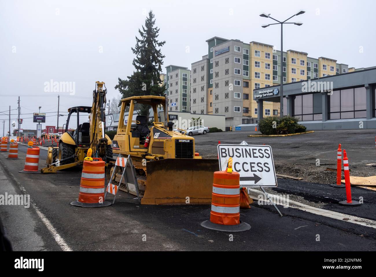 Lynnwood, WA USA - vers février 2022: Vue d'un bulldozer de construction au coeur du centre-ville, ouvrant la voie à l'expansion de la piste d'éclairage. Banque D'Images