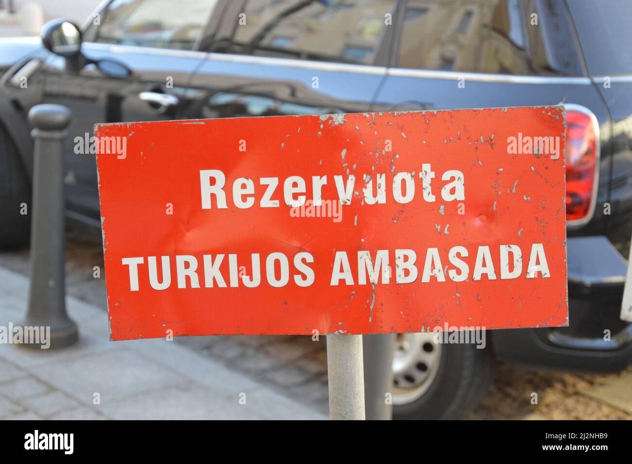 Panneau « réservé à l'ambassade de Turquie », rue Didzioji dans la vieille ville de Vilnius, Lituanie - mars 2022. Banque D'Images