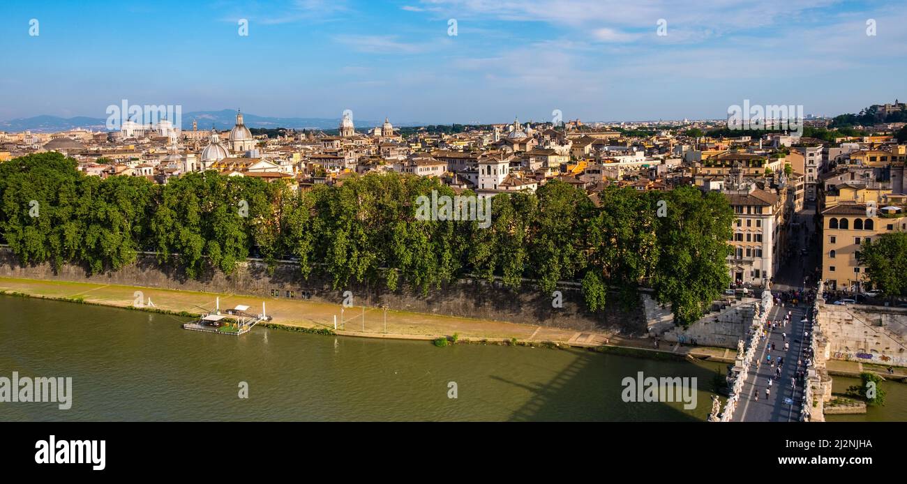 Rome, Italie - 27 mai 2018 : panorama du centre historique de Rome sur le Ponte Sant'Angelo, le pont Saint Angel, le célèbre pont Aelian ou le Pons Aelius à Tiber Banque D'Images