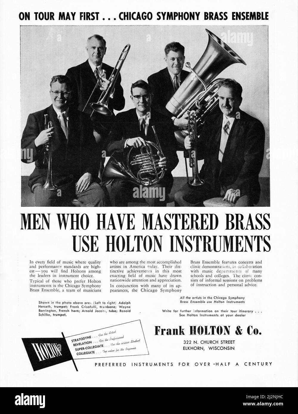 Une publicité pleine page dans un magazine de musique américain 1957 pour instrument de laiton Holton. Il compte 5 musiciens de l'orchestre symphonique de Chicago. Banque D'Images