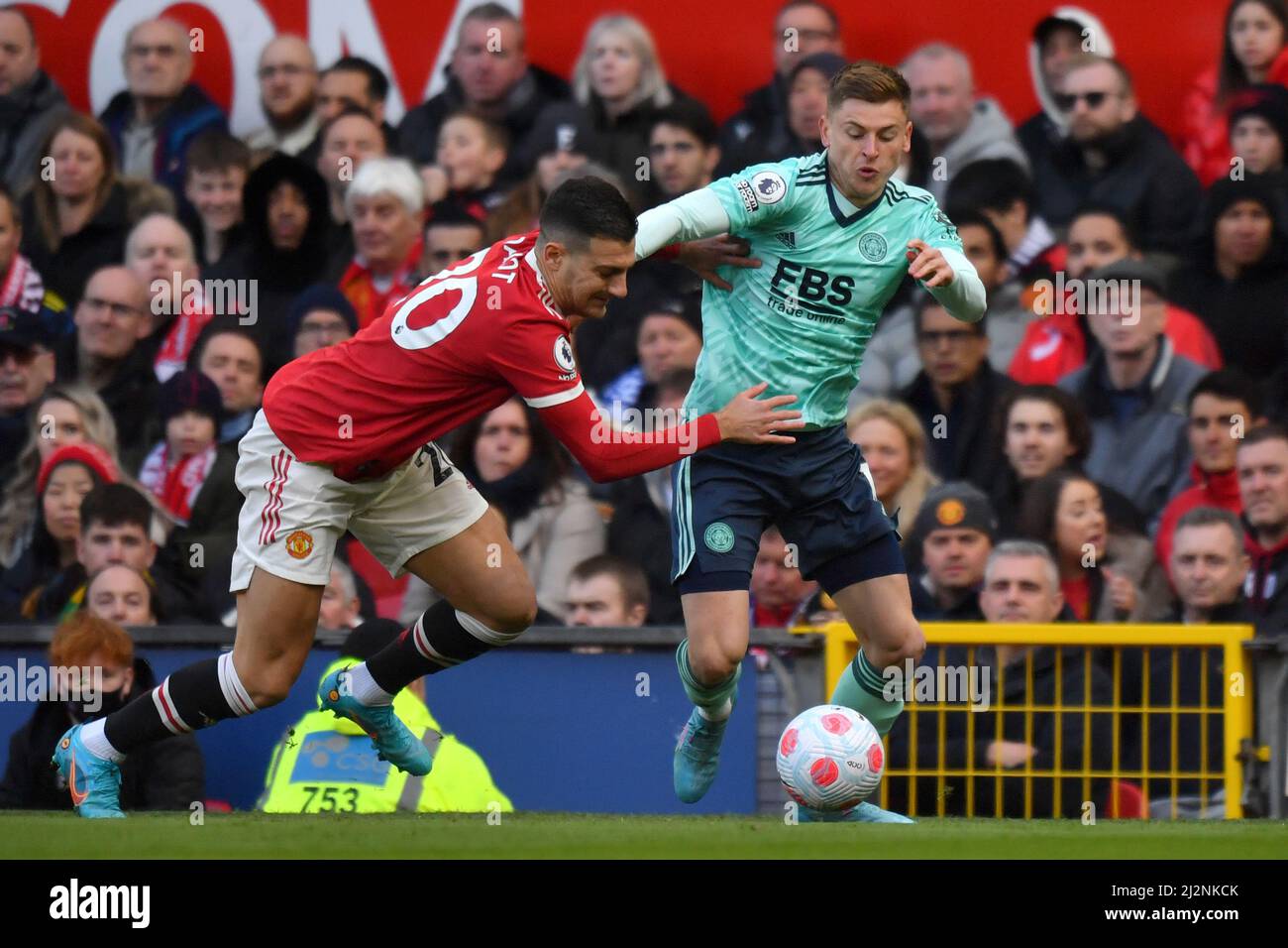 Diogo Dalot de Manchester United et Harvey Barnes de Leicester City se disputent le ballon lors du match de la Premier League à Old Trafford, dans le Grand Manchester, au Royaume-Uni. Date de la photo: Samedi 2 avril 2022. Le crédit photo devrait se lire: Anthony Devlin Banque D'Images