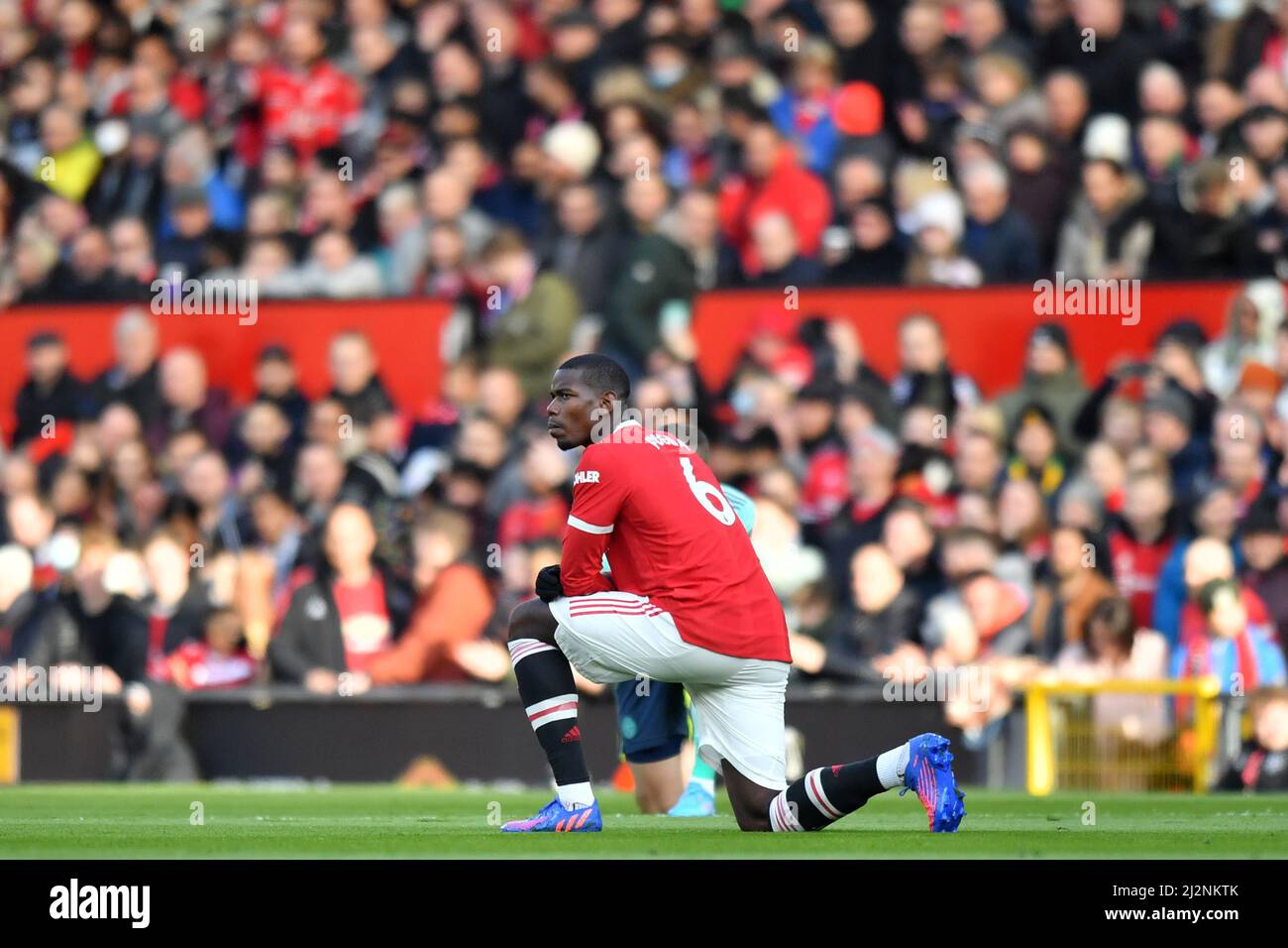 Paul Pogba, de Manchester United, prend le genou lors du match de la Premier League à Old Trafford, dans le Grand Manchester, au Royaume-Uni. Date de la photo: Samedi 2 avril 2022. Le crédit photo devrait se lire: Anthony Devlin Banque D'Images