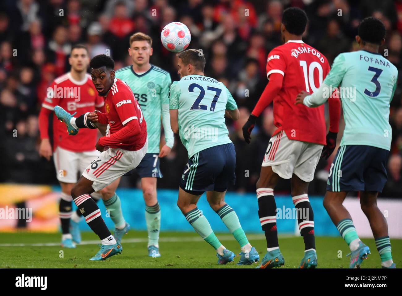 Anthony Elanga de Manchester United remporte un titre lors du match de la Premier League à Old Trafford, dans le Grand Manchester, au Royaume-Uni. Date de la photo: Samedi 2 avril 2022. Le crédit photo devrait se lire: Anthony Devlin Banque D'Images