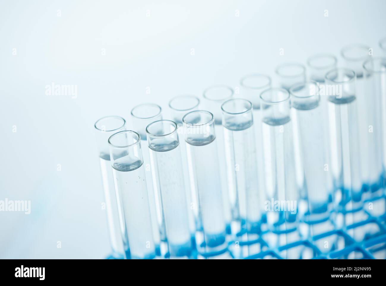 Un petit échantillon peut raconter une grande histoire. Gros plan de tubes à essai remplis de liquide dans un laboratoire. Banque D'Images