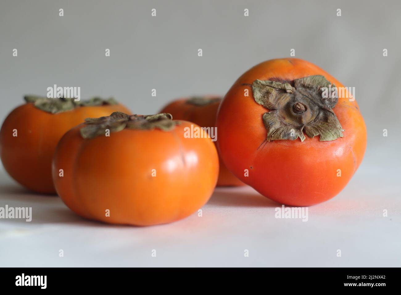 Le persimmon ou Amarphal est un fruit originaire du Japon, de la Chine, de la Corée, de la Birmanie, du Népal et de certaines régions de l'Inde. Fruit de couleur orange foncé avec doux et en bateau Banque D'Images