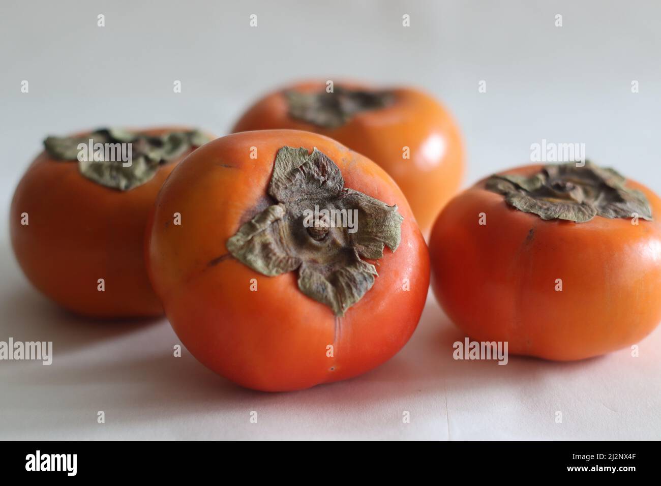 Le persimmon ou Amarphal est un fruit originaire du Japon, de la Chine, de la Corée, de la Birmanie, du Népal et de certaines régions de l'Inde. Fruit de couleur orange foncé avec doux et en bateau Banque D'Images