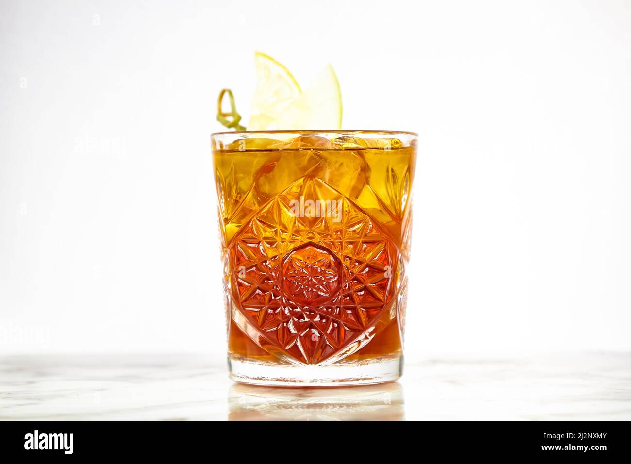 Cocktail avec cognac dans un verre de mode ancien au bar. Banque D'Images