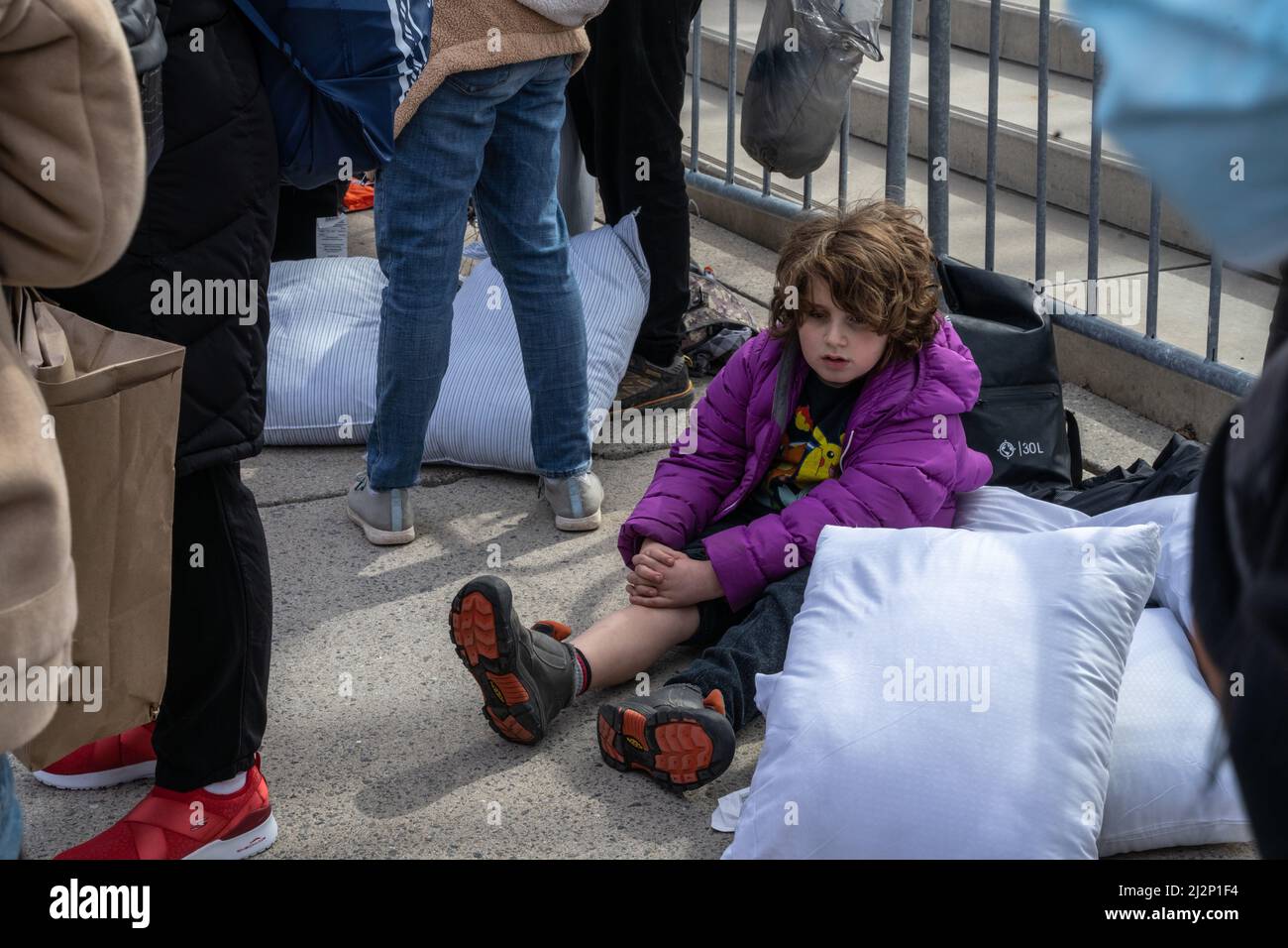 Toronto, Canada. 02nd avril 2022. Un enfant blessé par une chute lors d'une bagarre d'oreiller s'assoit sur un oreiller. Des dizaines de personnes avec des oreillers se sont rassemblées au Nathan Philips Square pour célébrer la Journée internationale de lutte contre les oreillers à Toronto, au Canada, qui a lieu le premier samedi d'avril chaque année, l'événement mondial a été célébré pour la première fois en 2008. (Photo de Katherine Cheng/SOPA Images/Sipa USA) crédit: SIPA USA/Alay Live News Banque D'Images