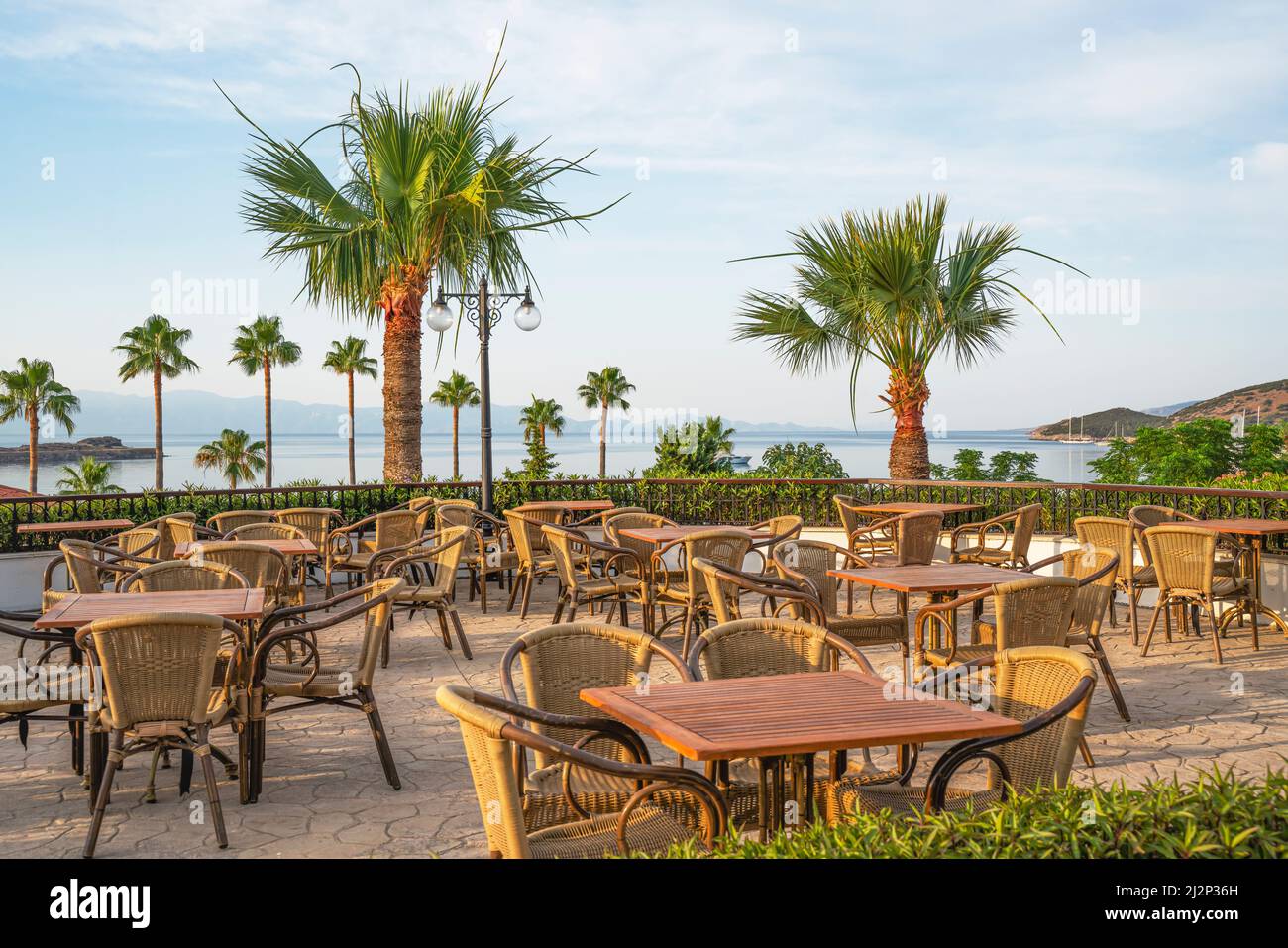 La plage est à baldaquin dans un complexe tropical pour les vacances d'été Banque D'Images
