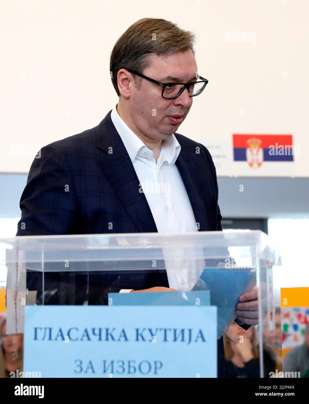 (220403) -- BELGRADE, le 3 avril 2022 (Xinhua) -- le président serbe Aleksandar Vucic jette son bulletin de vote dans un bureau de vote pour les élections présidentielles, parlementaires et locales à Belgrade, Serbie, le 3 avril 2022. De 7 h à 8 h (0500-1800 GMT) dimanche, quelque 6,5 millions d'électeurs inscrits ont voté dans 8 255 bureaux de vote en Serbie et à l'étranger, en choisissant parmi huit candidats à la présidence et 19 partis politiques ou coalitions pour le Parlement. En outre, les gens votent pour choisir la direction de la capitale de Belgrade, de la ville de Bor, et de 12 autres municipalités. (Photo b Banque D'Images