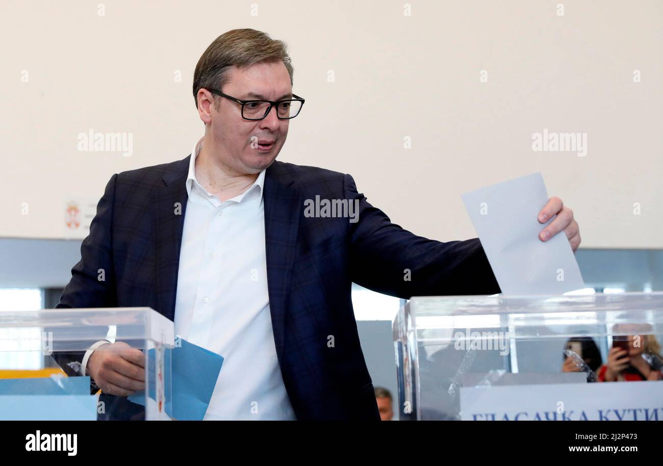 (220403) -- BELGRADE, le 3 avril 2022 (Xinhua) -- le président serbe Aleksandar Vucic jette son bulletin de vote dans un bureau de vote pour les élections présidentielles, parlementaires et locales à Belgrade, Serbie, le 3 avril 2022. De 7 h à 8 h (0500-1800 GMT) dimanche, quelque 6,5 millions d'électeurs inscrits ont voté dans 8 255 bureaux de vote en Serbie et à l'étranger, en choisissant parmi huit candidats à la présidence et 19 partis politiques ou coalitions pour le Parlement. En outre, les gens votent pour choisir la direction de la capitale de Belgrade, de la ville de Bor, et de 12 autres municipalités. (Photo b Banque D'Images