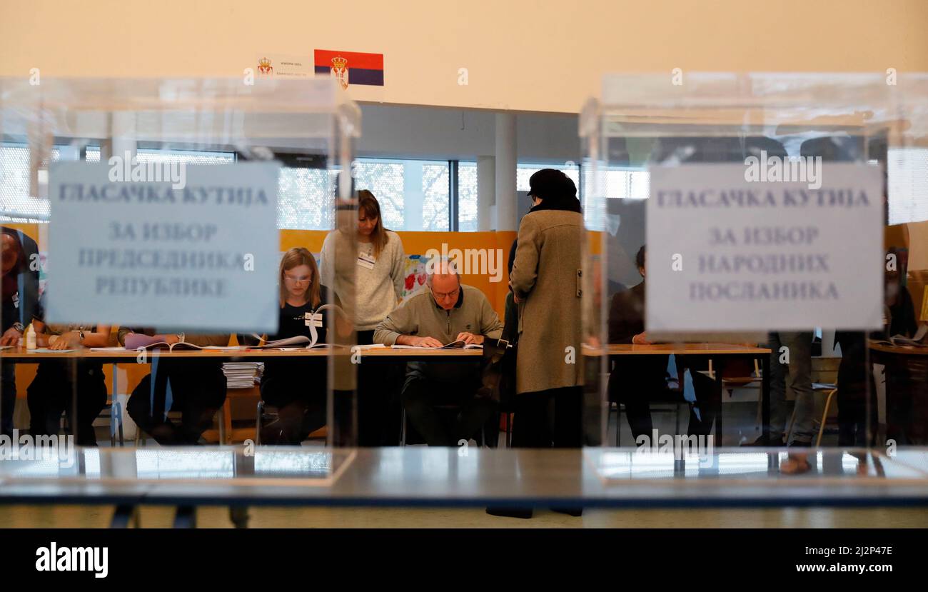 (220403) -- BELGRADE, le 3 avril 2022 (Xinhua) -- les électeurs attendent de voter à un bureau de vote pour les élections présidentielles, législatives et locales à Belgrade (Serbie), le 3 avril 2022. De 7 h à 8 h (0500-1800 GMT) dimanche, quelque 6,5 millions d'électeurs inscrits ont voté dans 8 255 bureaux de vote en Serbie et à l'étranger, en choisissant parmi huit candidats à la présidence et 19 partis politiques ou coalitions pour le Parlement. En outre, les gens votent pour choisir la direction de la capitale de Belgrade, de la ville de Bor, et de 12 autres municipalités. (Photo par Predrag Milosavljevic/X. Banque D'Images