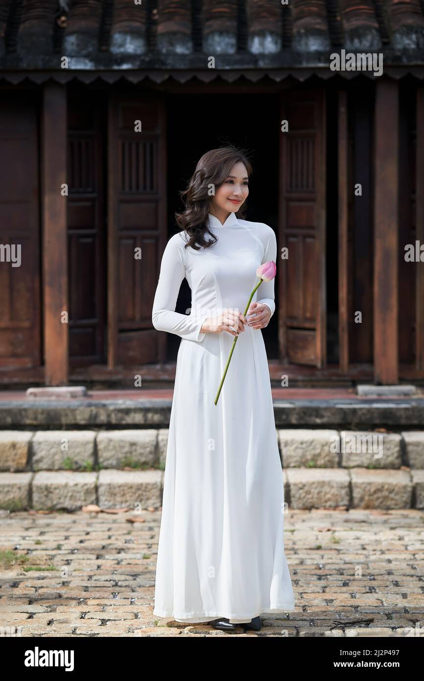 Ho Chi Minh ville, Viet Nam: AO Dai est une robe traditionnelle du vietnam,  belle femme vietnamienne en robe blanche Ao Dai dans le parc Photo Stock -  Alamy