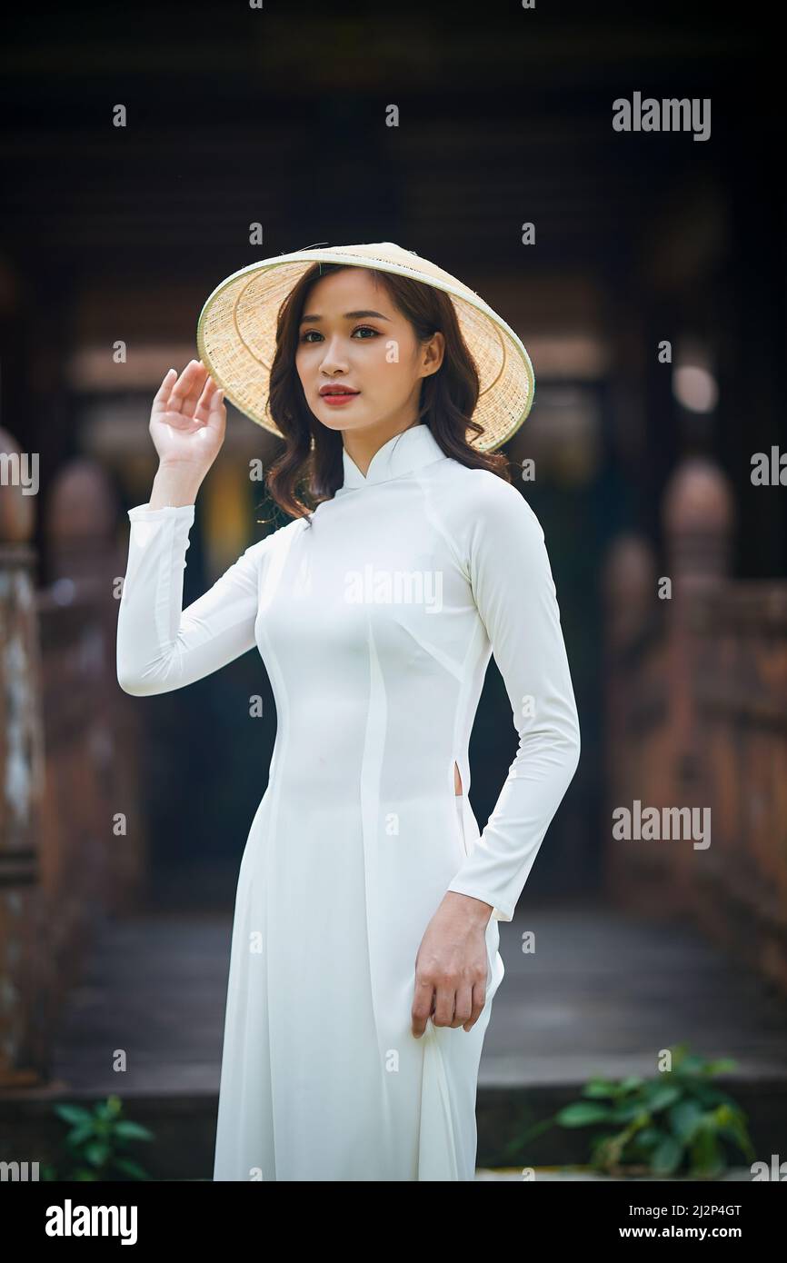 Ho Chi Minh ville, Viet Nam: AO Dai est une robe traditionnelle du vietnam, belle femme vietnamienne en robe blanche Ao Dai dans le parc Banque D'Images