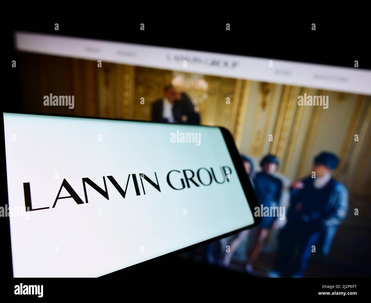 Smartphone avec logo de la société de mode chinoise Lanvin Group sur écran devant le site Web d'affaires. Mise au point à gauche de l'écran du téléphone. Banque D'Images