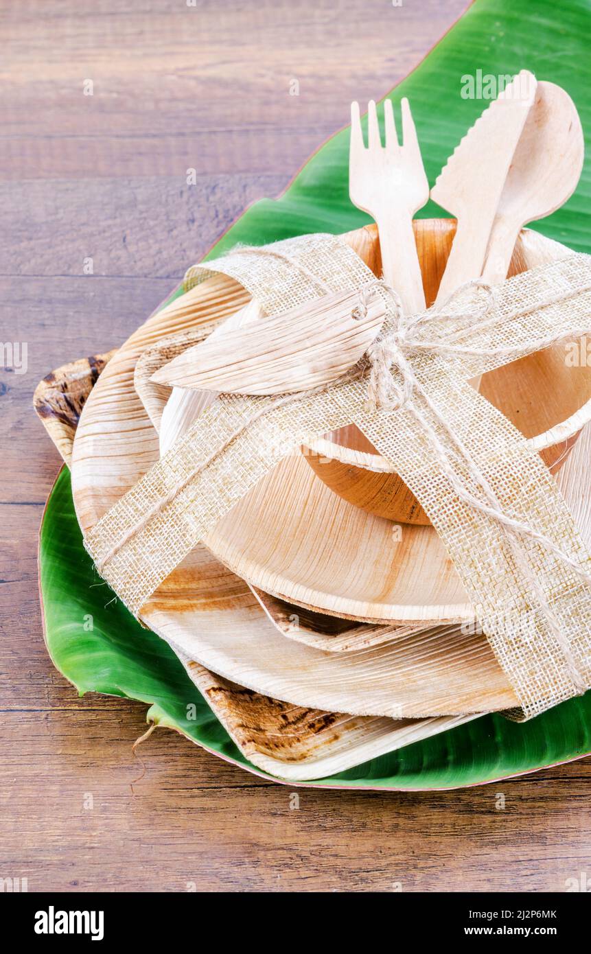 Ustensiles de cuisine en feuille de feuille de noix de bétel séchée, matériau naturel. Le concept écologique du produit. Banque D'Images