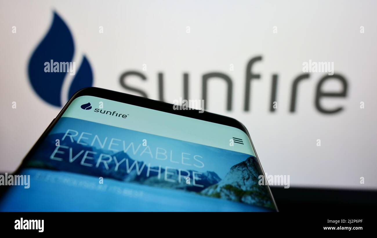 Smartphone avec le site Web de la société allemande d'énergie renouvelable Sunfire GmbH à l'écran devant le logo de l'entreprise. Faites la mise au point dans le coin supérieur gauche de l'écran du téléphone. Banque D'Images
