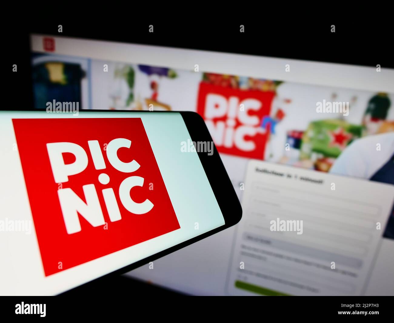 Smartphone avec logo de la société néerlandaise de supermarché en ligne Picnic B.V. sur écran devant le site Web d'affaires. Effectuez la mise au point à droite de l'écran du téléphone. Banque D'Images