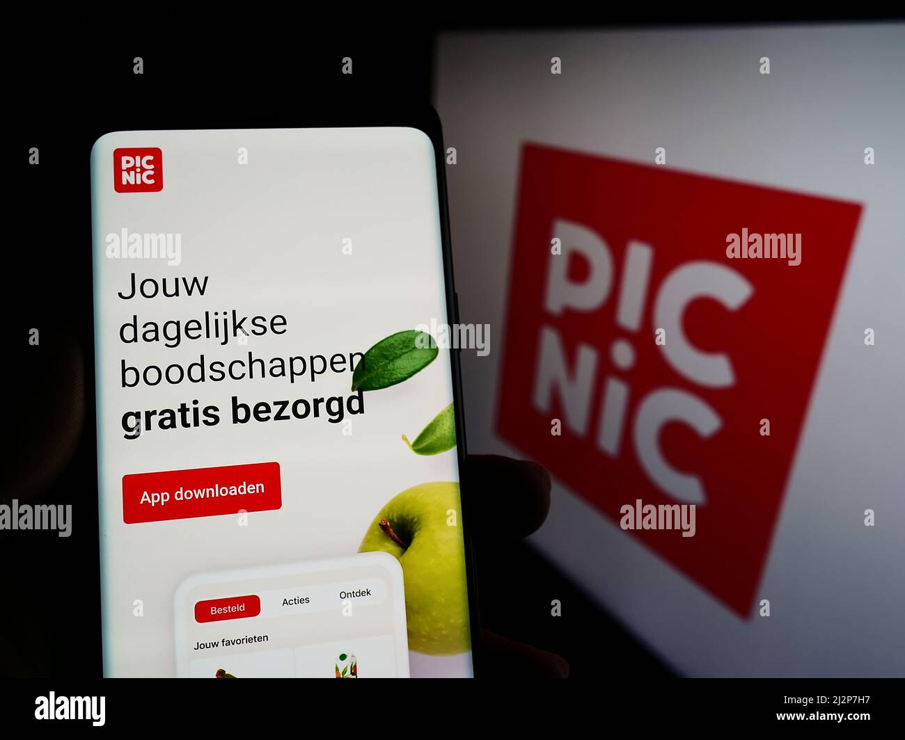 Personne tenant le téléphone portable avec le site web de la société néerlandaise de supermarché en ligne Picnic B.V. à l'écran avec logo. Concentrez-vous sur le centre de l'écran du téléphone. Banque D'Images