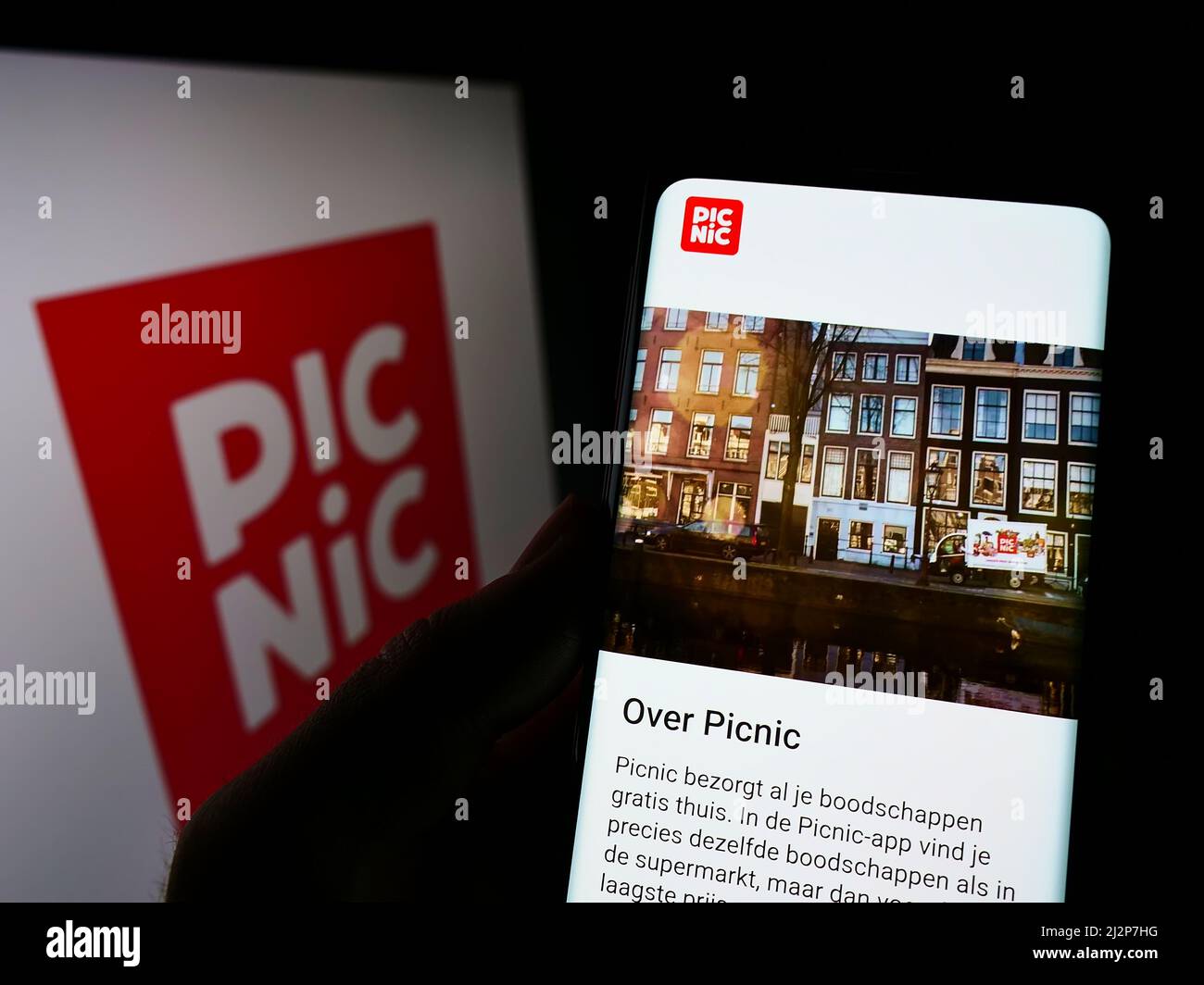 Personne tenant un téléphone mobile avec la page web de la société néerlandaise de supermarché en ligne Picnic BV à l'écran avec logo. Concentrez-vous sur le centre de l'écran du téléphone. Banque D'Images