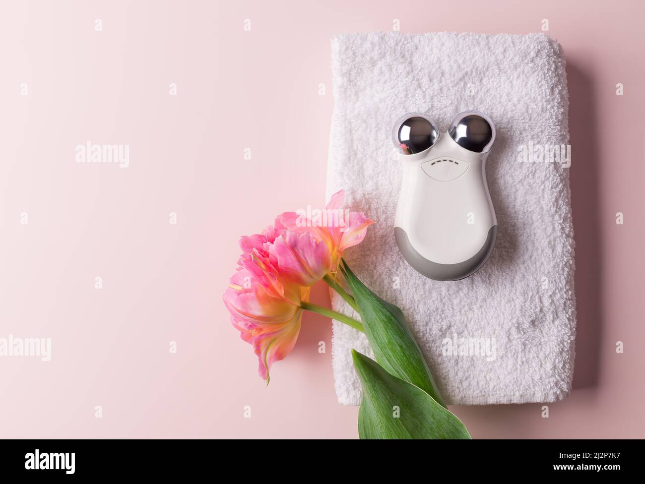 appareil de signalisation à micro-courant pour le massage du visage sur une serviette de bain Banque D'Images