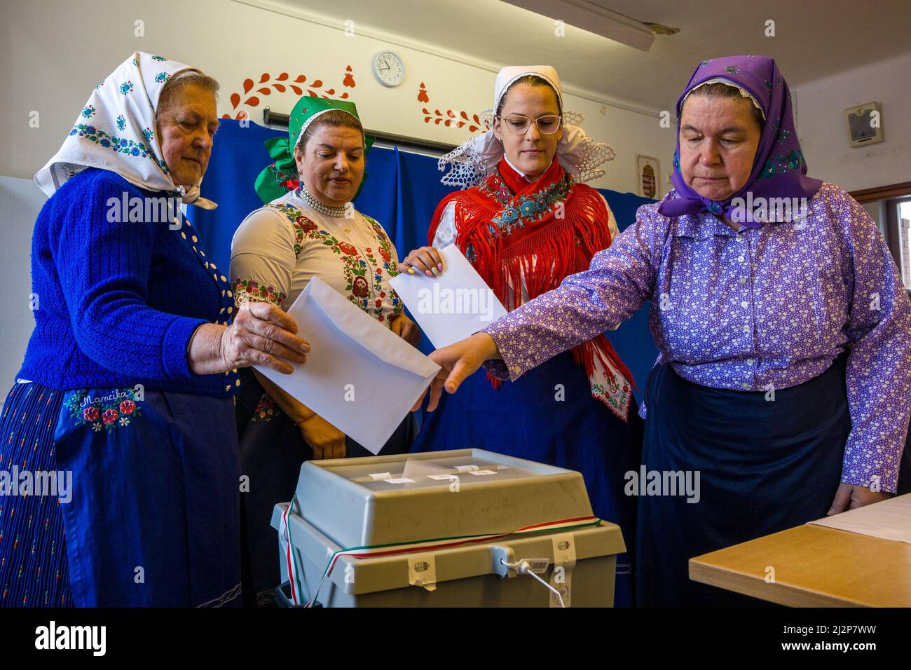 Veresegyhaz, Hongrie. 3rd avril 2022. Les électeurs ont voté dans un bureau de vote à Veresegyhaz, en Hongrie, le 3 avril 2022. Dimanche, les électeurs se rendront aux urnes en Hongrie pour élire un Parlement de 199 sièges, qui pourrait donner un quatrième mandat rectiligne à l'actuel Premier ministre Viktor Orban. Quelque 7,8 millions d'électeurs voteront dans plus de 10 000 bureaux de vote, de 6 h (0400 GMT) à 7 h (1700 GMT). Les résultats préliminaires devraient sortir dans la soirée. Credit: Marton Csanadi/Xinhua/Alamy Live News Banque D'Images