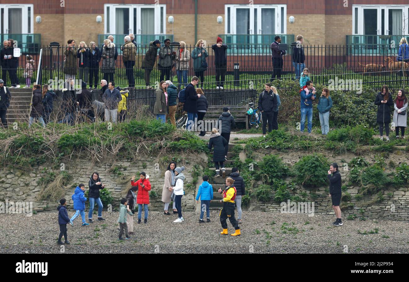 RNL instruction personnelle au public de quitter le remblai lors de la course de bateau féminin 76th sur la Tamise, Londres. Date de la photo: Dimanche 3 avril 2022. Banque D'Images