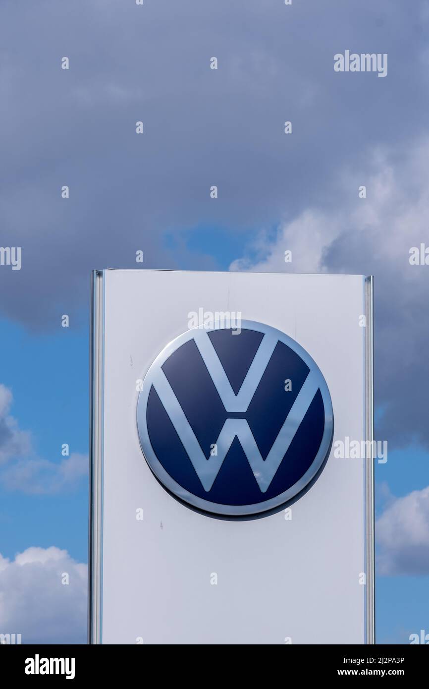 Helsinki / Finlande - 3 AVRIL 2022 : gros plan d'un panneau portant le logo Volkswagen contre un ciel bleu vif Banque D'Images