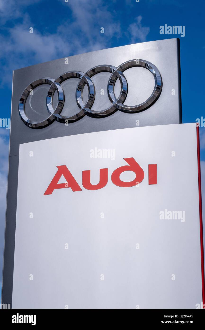 Helsinki / Finlande - 3 AVRIL 2022 : gros plan d'un panneau avec logo Audi sur un ciel bleu vif Banque D'Images