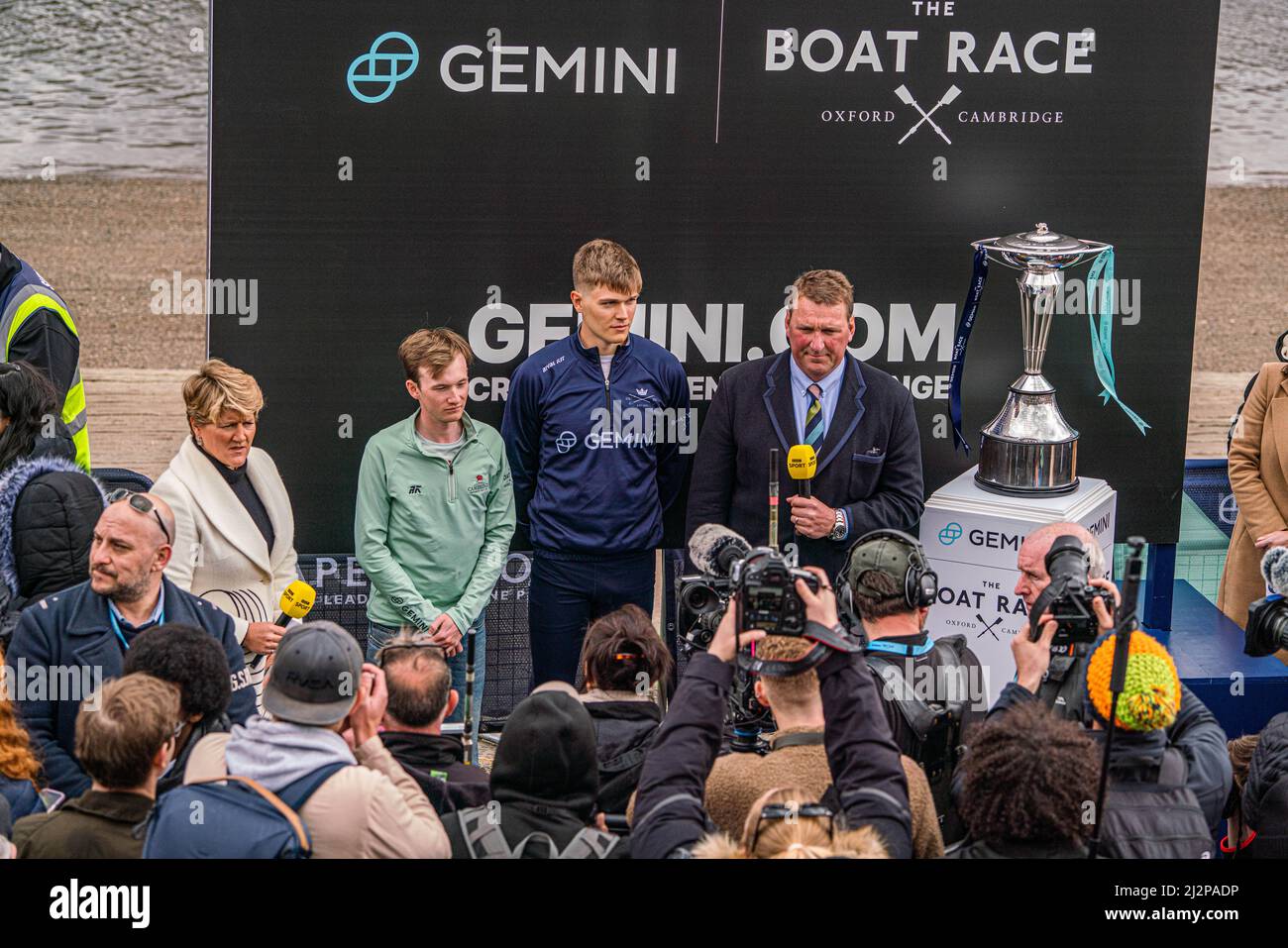 LONDRES, ROYAUME-UNI. 3 avril 2022 . Clare Balding, présentateur de la BBC, et Sir Matthew Pinsent au jeu de pièces avec le président de Cambridge et Cox Charlie Marcus (L) et le capitaine de l'équipage d'Oxford Tobias Schröder pour la course de bateaux 167th sur la Tamise à Londres Credit: amer ghazzal/Alay Live News Banque D'Images