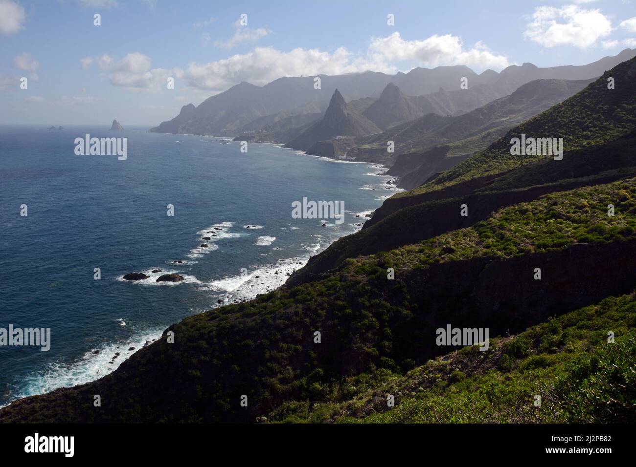 Les montagnes d'Anaga et l'océan Atlantique sur la côte nord de Ténérife, Parc rural d'Anaga, près de Taganana, îles Canaries, Espagne. Banque D'Images