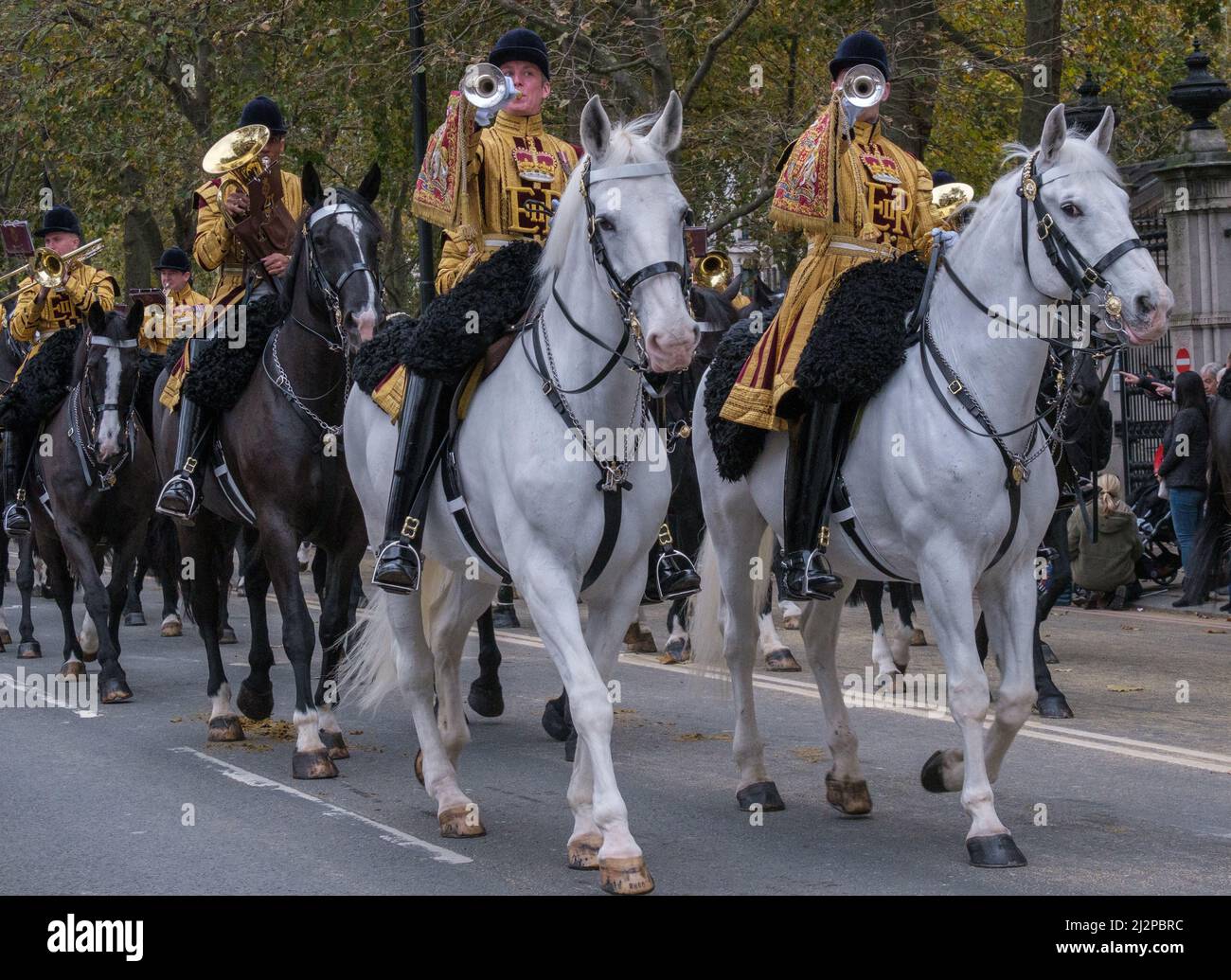 Gros plan sur la bande de la cavalerie de la maison jouant des trompettes à cheval au Lord Mayor’s Show 2021 Victoria Embankment, Londres, Royaume-Uni Banque D'Images