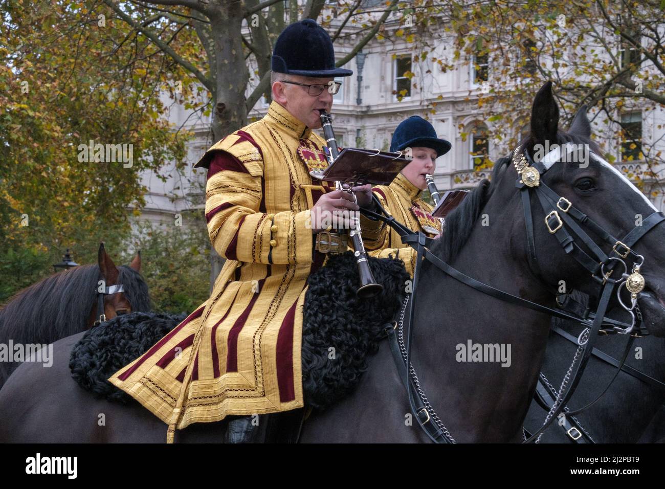 Gros plan de 2 membres de la bande de la cavalerie de la maison jouant des clarinettes à cheval au Lord Mayor’s Show 2021 Victoria Embankment, Londres. Banque D'Images