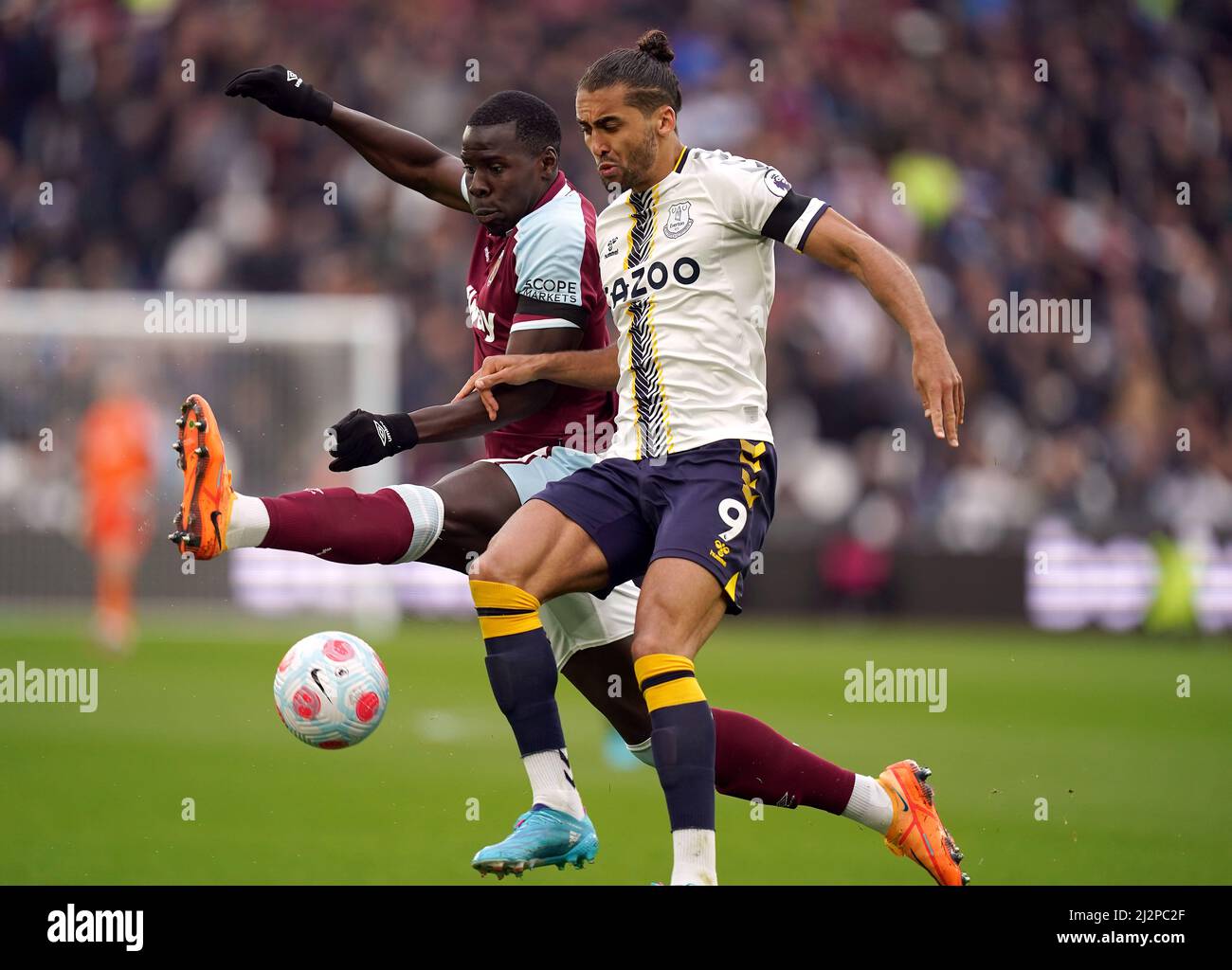 Dominic Calvert-Lewin d'Everton (à droite) et Kurt Zouma de West Ham United se battent pour le ballon lors du match de la Premier League au London Stadium, Londres. Date de la photo: Dimanche 3 avril 2022. Banque D'Images