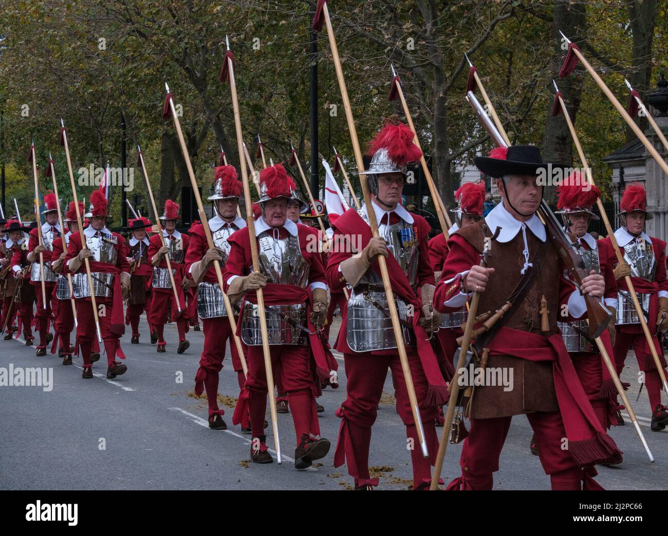 The Company of Pikemen and Musketeers HAC lors de leur marche dans le Lord Mayor’s Show, 2021 à Victoria Embankment, Londres, Angleterre, Royaume-Uni Banque D'Images